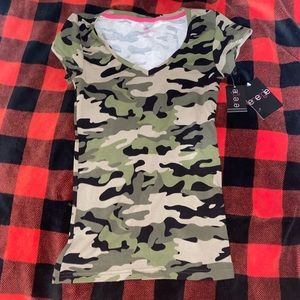 WOMANS CAMOUFLAGE V NECK T-SHIRT